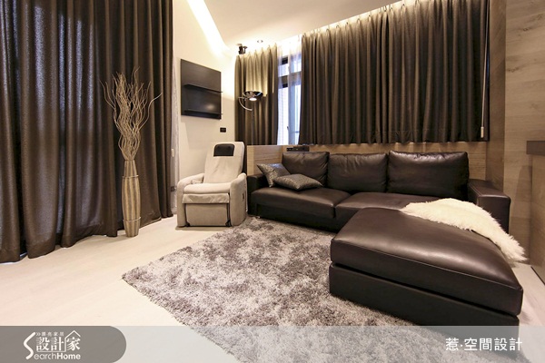 深色所創造出來的時尚浪潮，在服裝界裡萬年不敗，在居