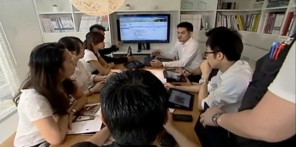 當然是「金」吔～～！在重度使用科技的今日，走在路上