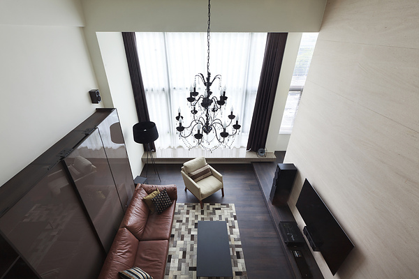 當然是「金」吔～～！在重度使用科技的今日，走在路上