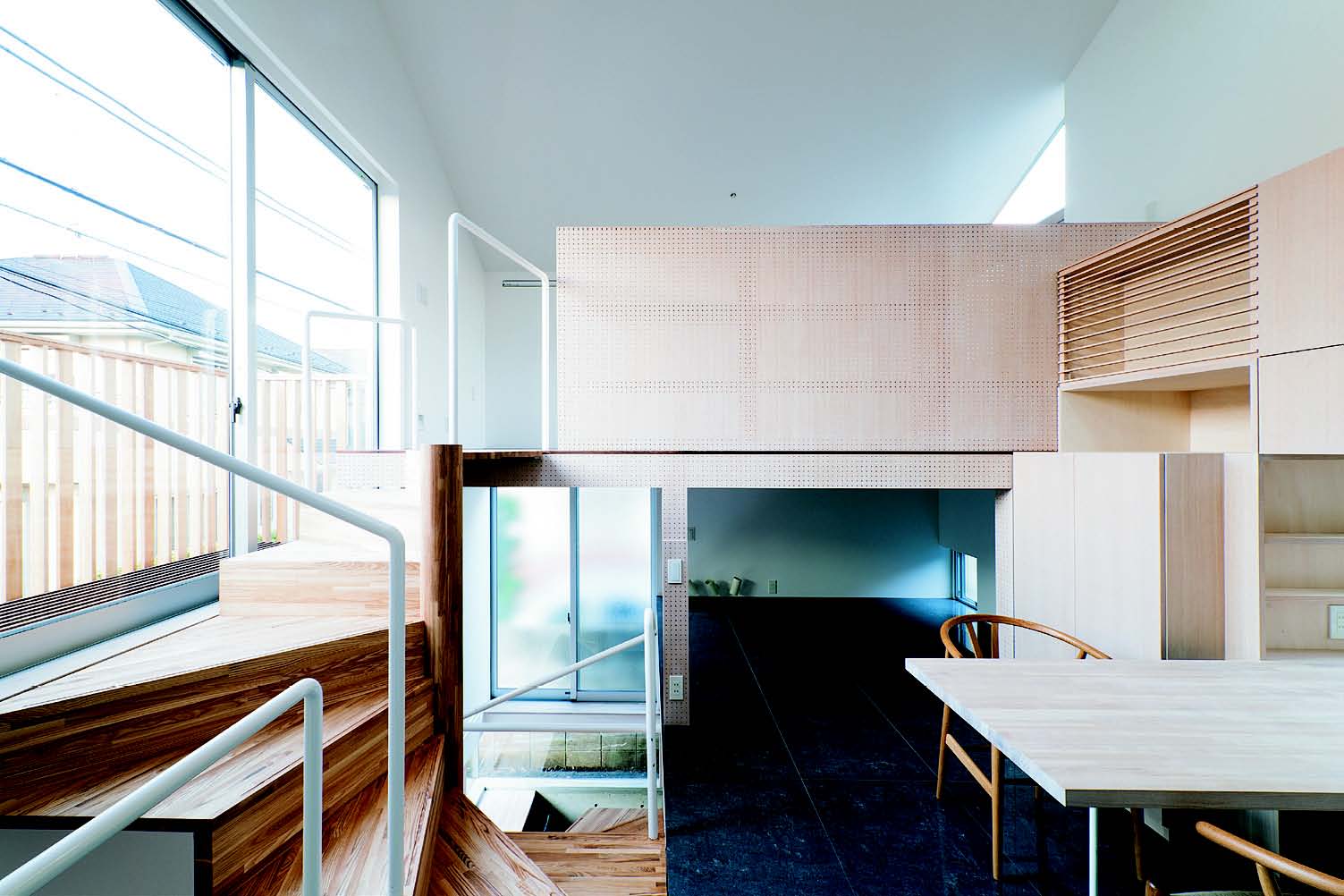 設計師在設計這個8.5 坪的小小室內空間時,首先考量的