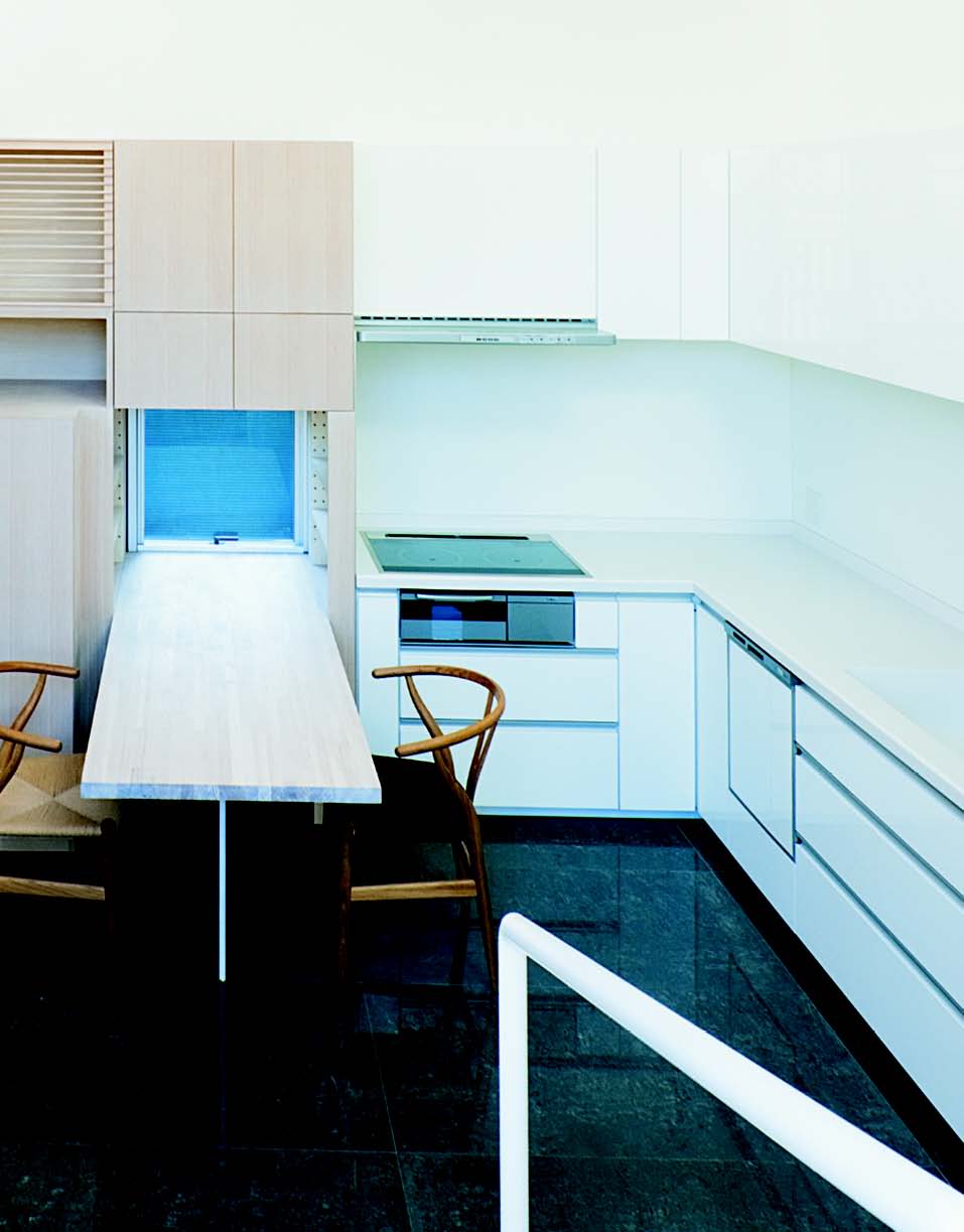 設計師在設計這個8.5 坪的小小室內空間時,首先考量的