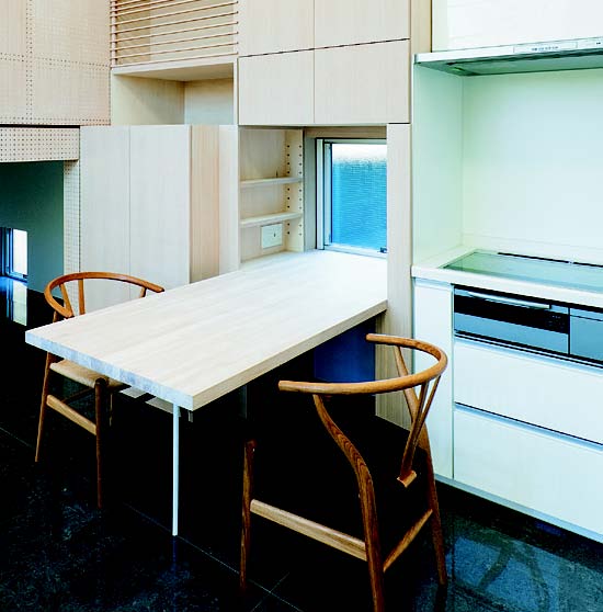 設計師在設計這個8.5 坪的小小室內空間時，首先考量的