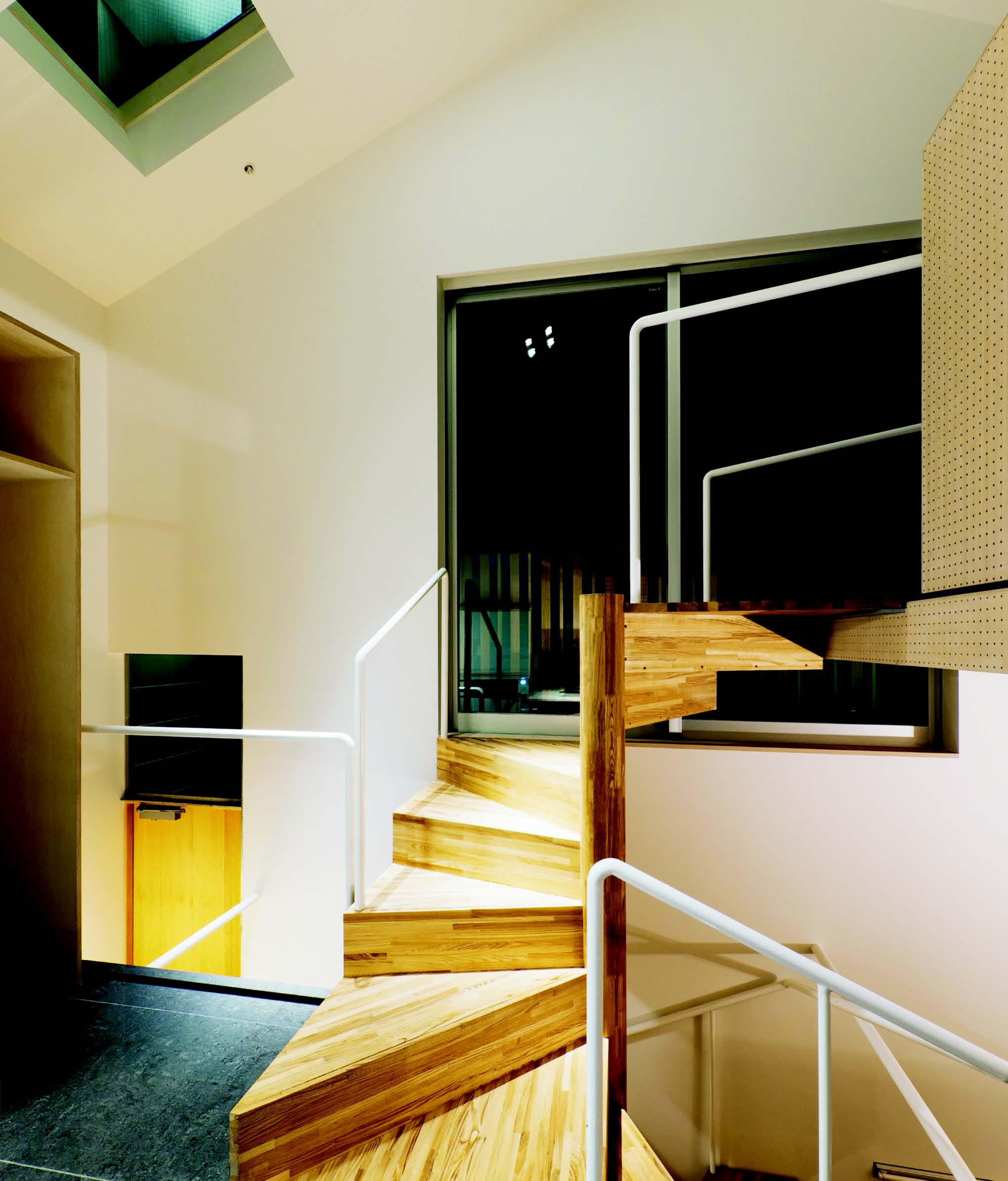 設計師在設計這個8.5 坪的小小室內空間時,首先考量的