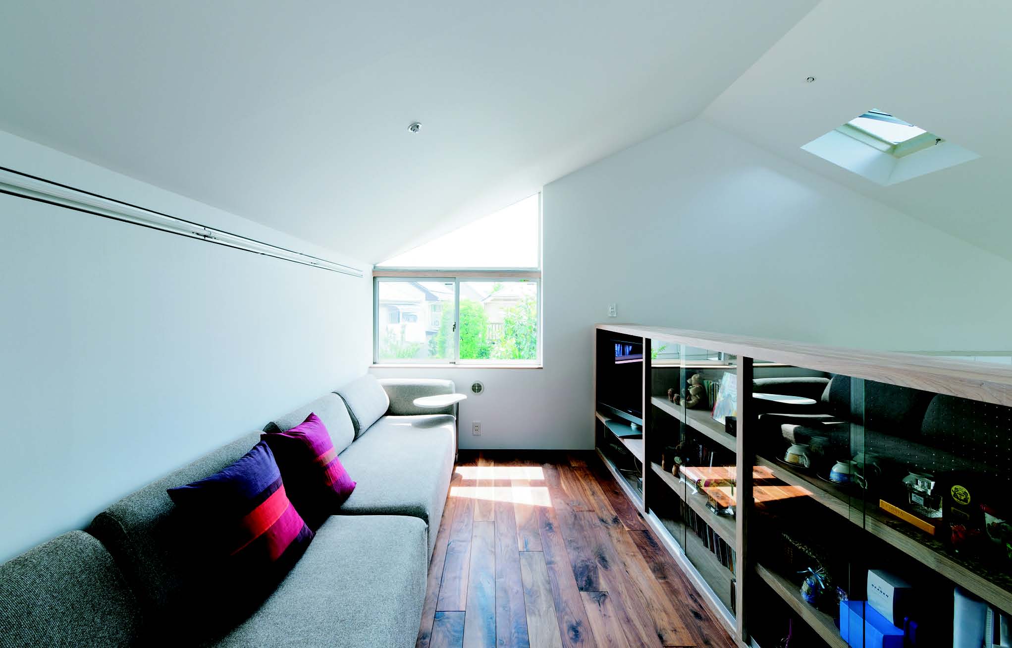 設計師在設計這個8.5 坪的小小室內空間時,首先考量的