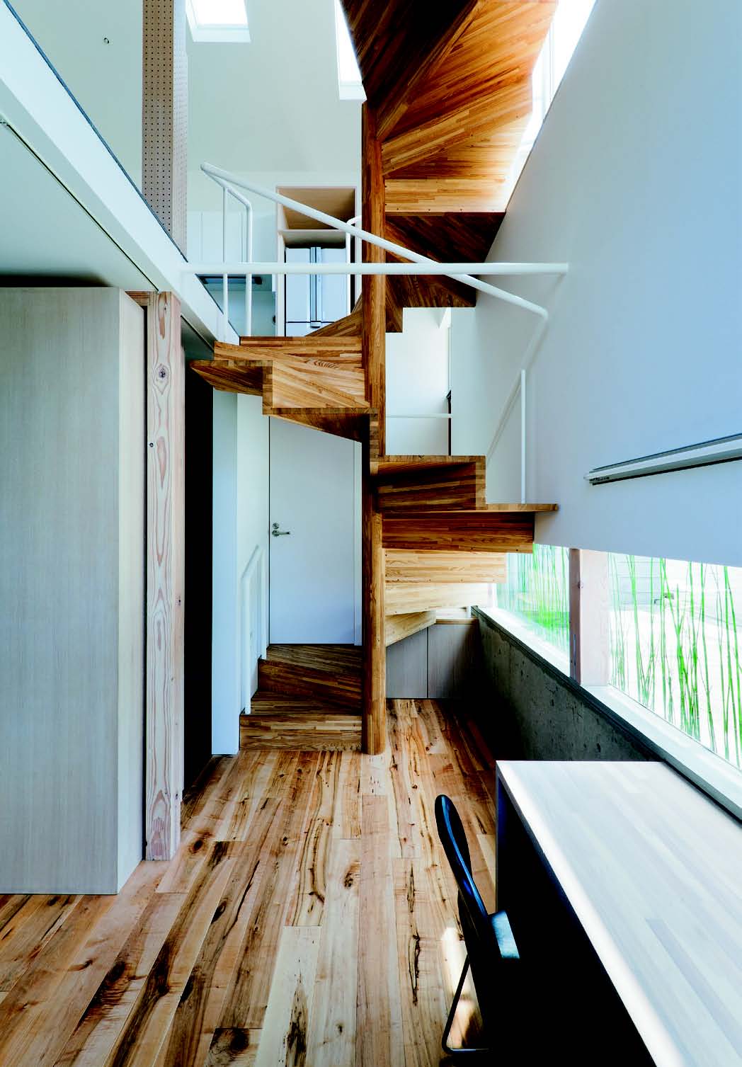 設計師在設計這個8.5 坪的小小室內空間時，首先考量的