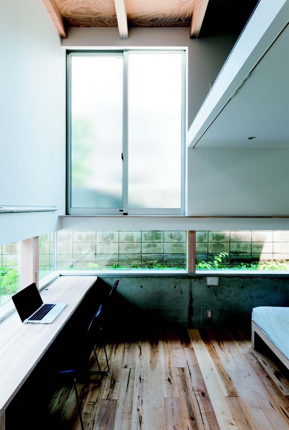 設計師在設計這個8.5 坪的小小室內空間時,首先考量的