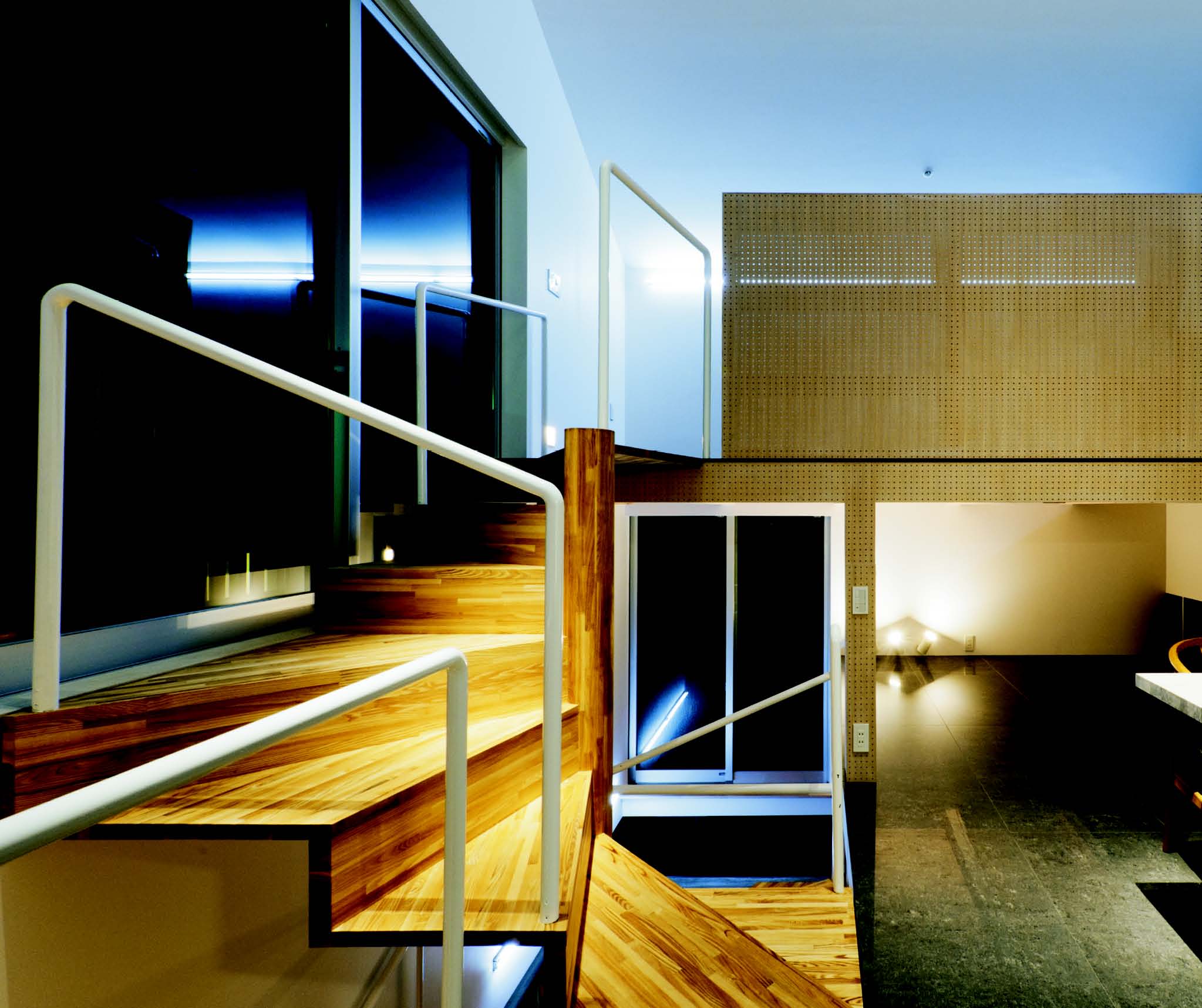 設計師在設計這個8.5 坪的小小室內空間時,首先考量的