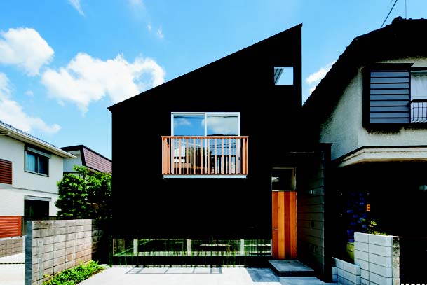 設計師在設計這個8.5 坪的小小室內空間時,首先考量的