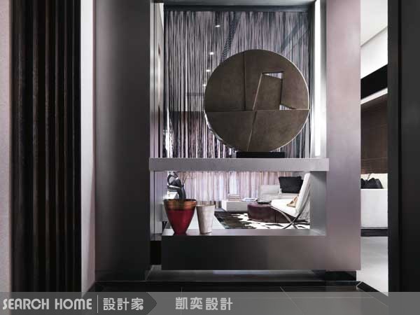 隔屏設計在空間中所發揮的作用類似於牆面，但是比起牆