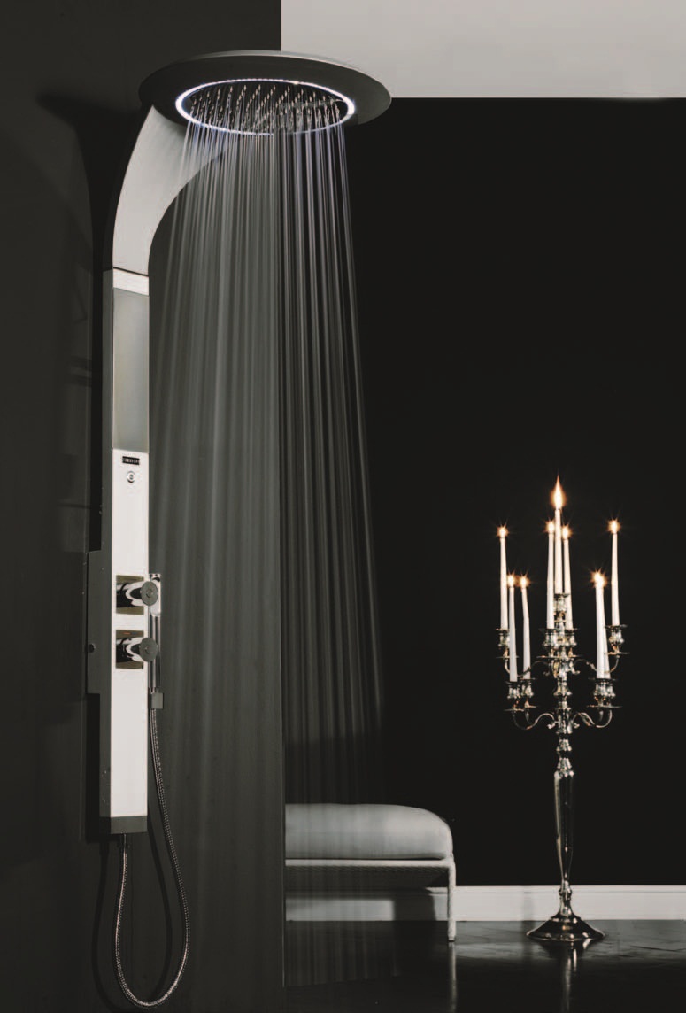 嵌入式多功能的頭頂花灑，有三種出水方式，瀑布出水、