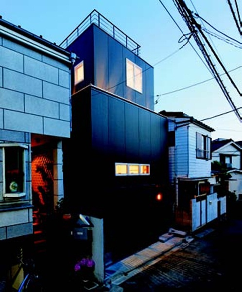 位處市中心，建地只有9 坪，而且三面緊臨隔壁建築，唯