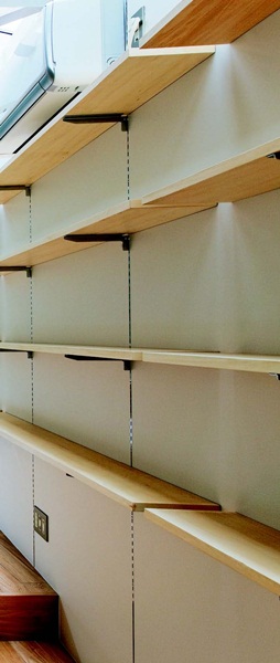 位處市中心，建地只有9 坪，而且三面緊臨隔壁建築，唯