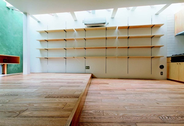 位處市中心，建地只有9 坪，而且三面緊臨隔壁建築，唯