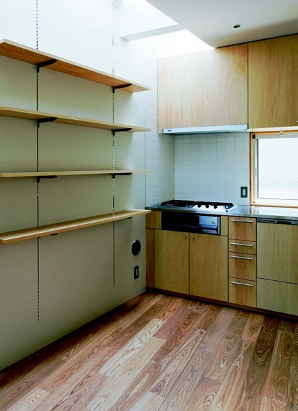 位處市中心，建地只有9 坪，而且三面緊臨隔壁建築，唯