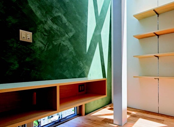 位處市中心，建地只有9 坪，而且三面緊臨隔壁建築，唯