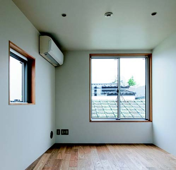 位處市中心，建地只有9 坪，而且三面緊臨隔壁建築，唯