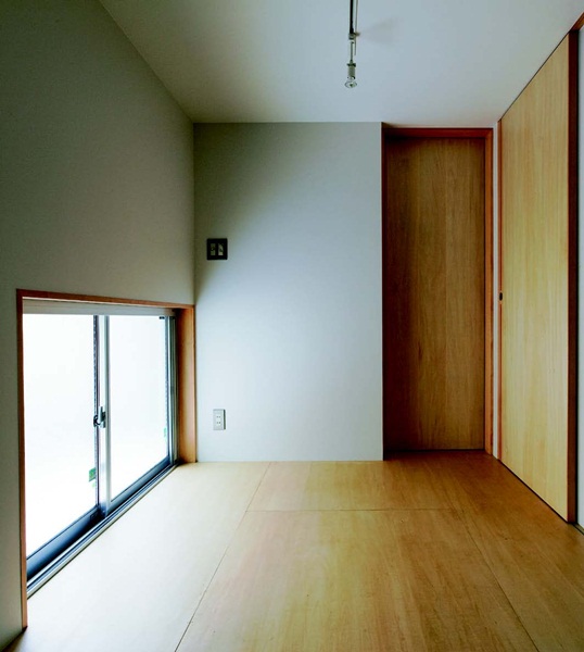 位處市中心，建地只有9 坪，而且三面緊臨隔壁建築，唯