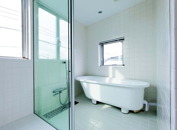 位處市中心，建地只有9 坪，而且三面緊臨隔壁建築，唯