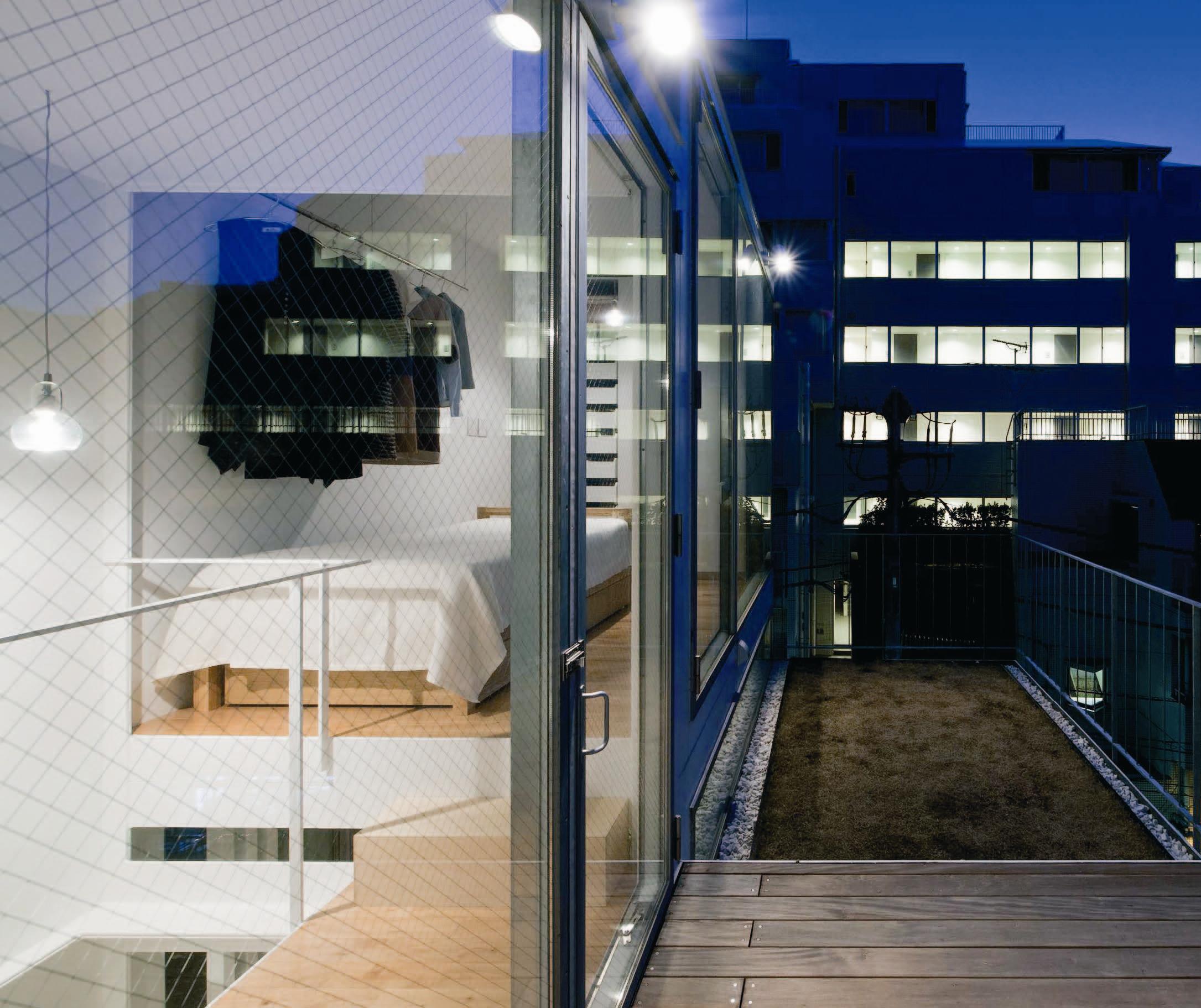 本案是位於東京都心的狹小建地，地處難以施工的坡道高