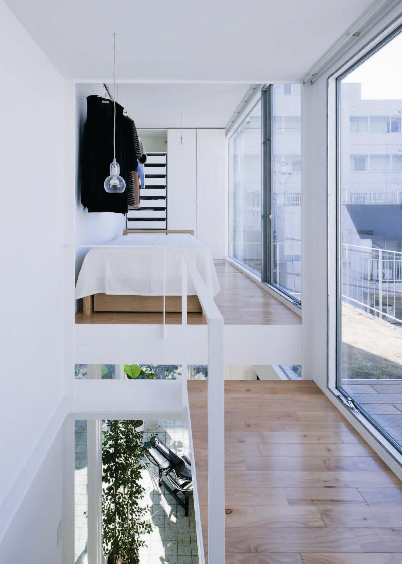 本案是位於東京都心的狹小建地，地處難以施工的坡道高