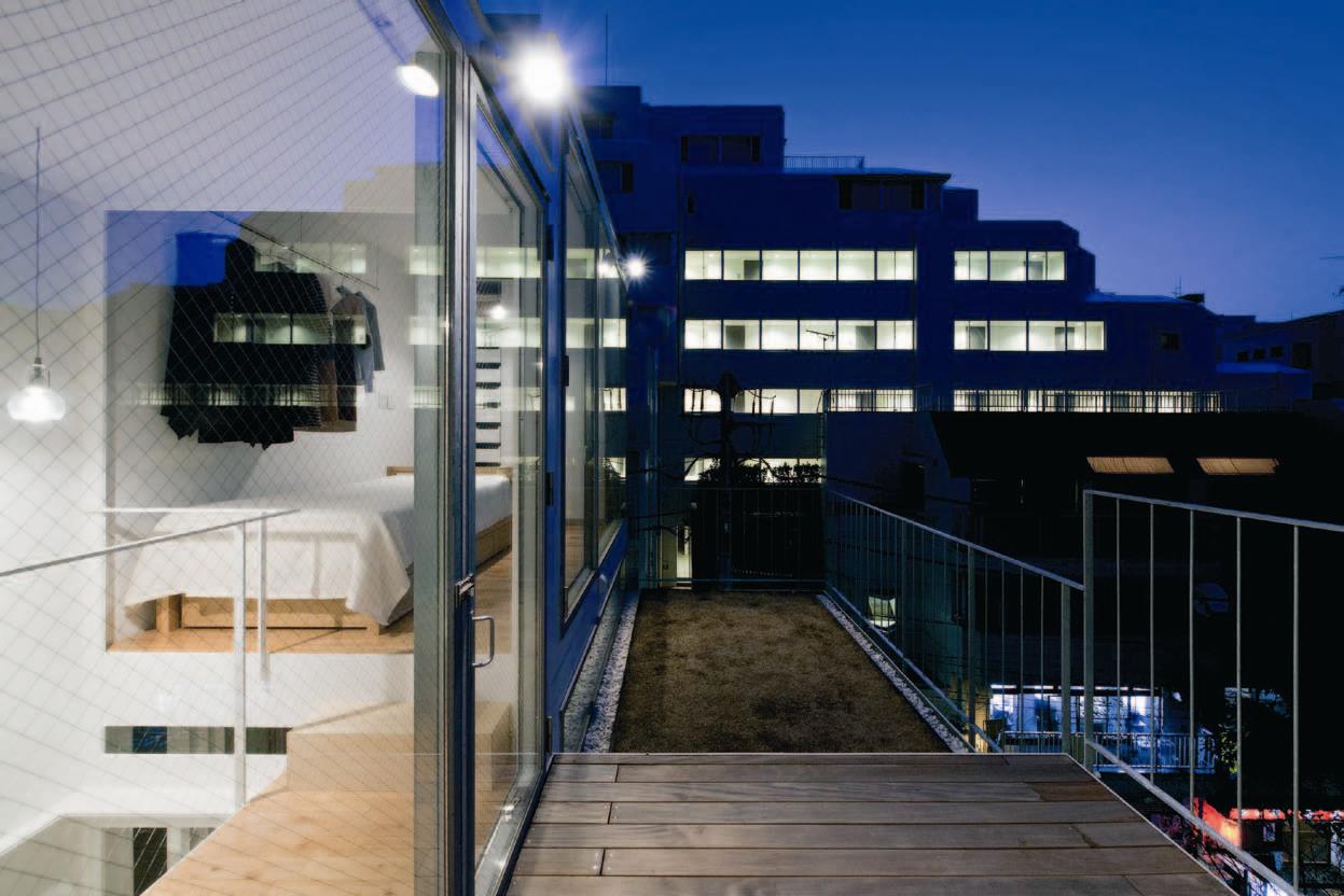 本案是位於東京都心的狹小建地，地處難以施工的坡道高