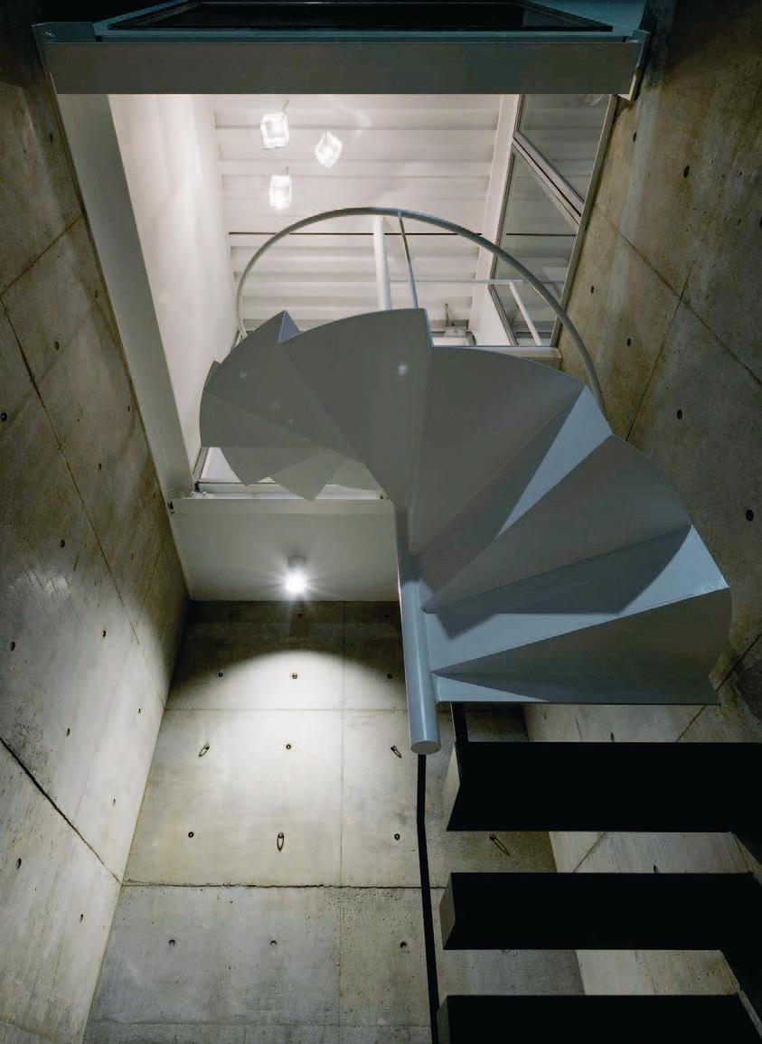 本案是位於東京都心的狹小建地，地處難以施工的坡道高