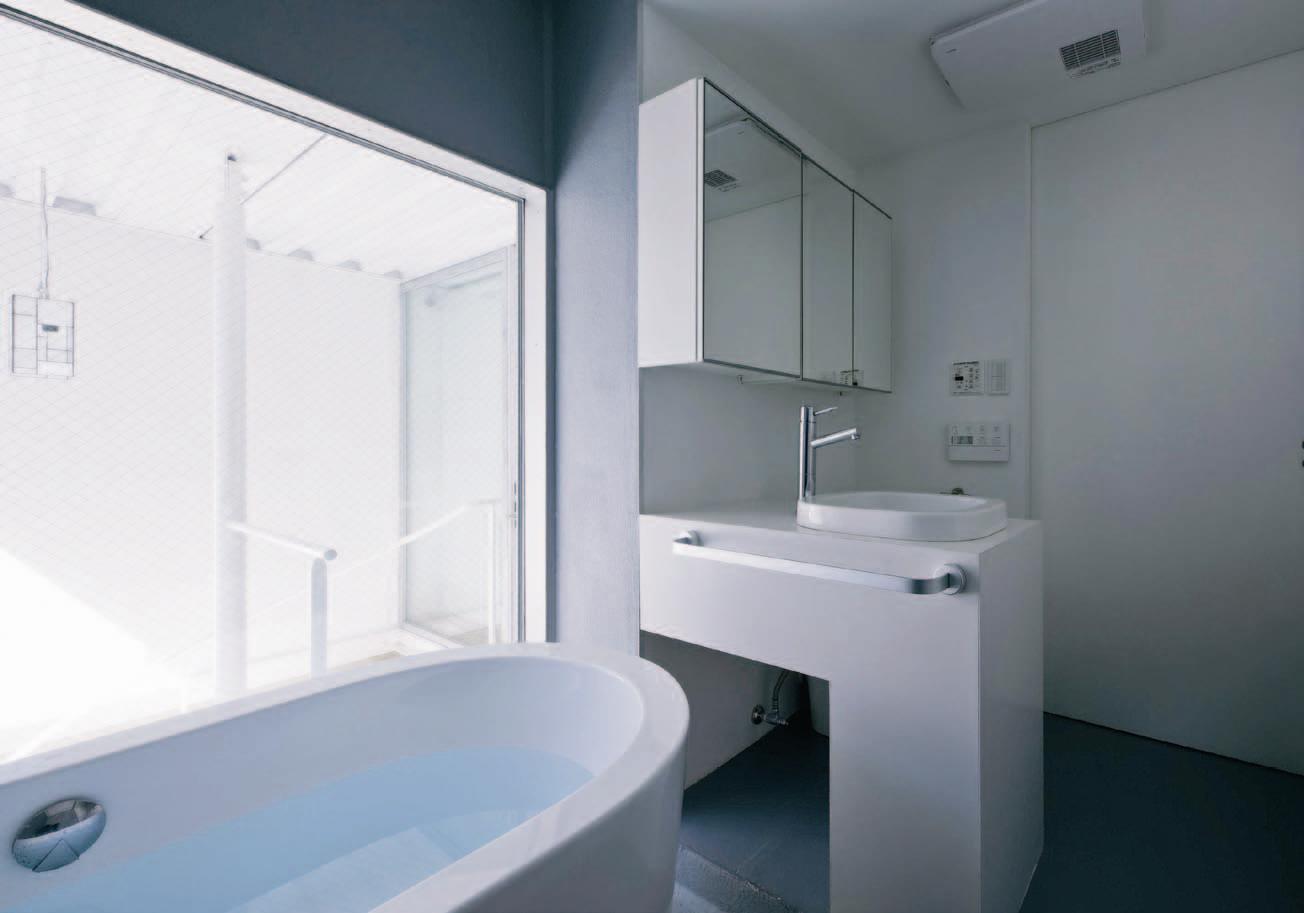 本案是位於東京都心的狹小建地，地處難以施工的坡道高