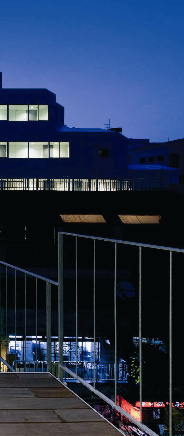 本案是位於東京都心的狹小建地，地處難以施工的坡道高