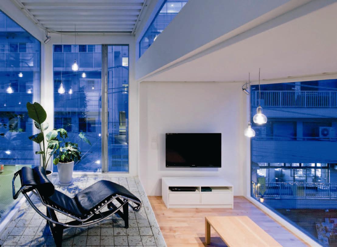 本案是位於東京都心的狹小建地，地處難以施工的坡道高