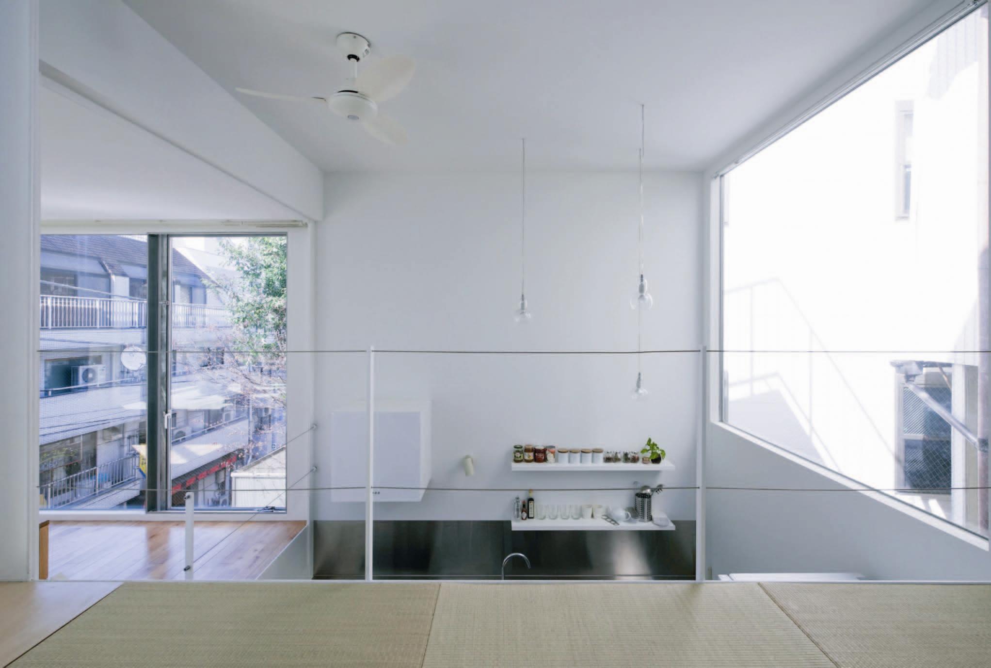 本案是位於東京都心的狹小建地，地處難以施工的坡道高