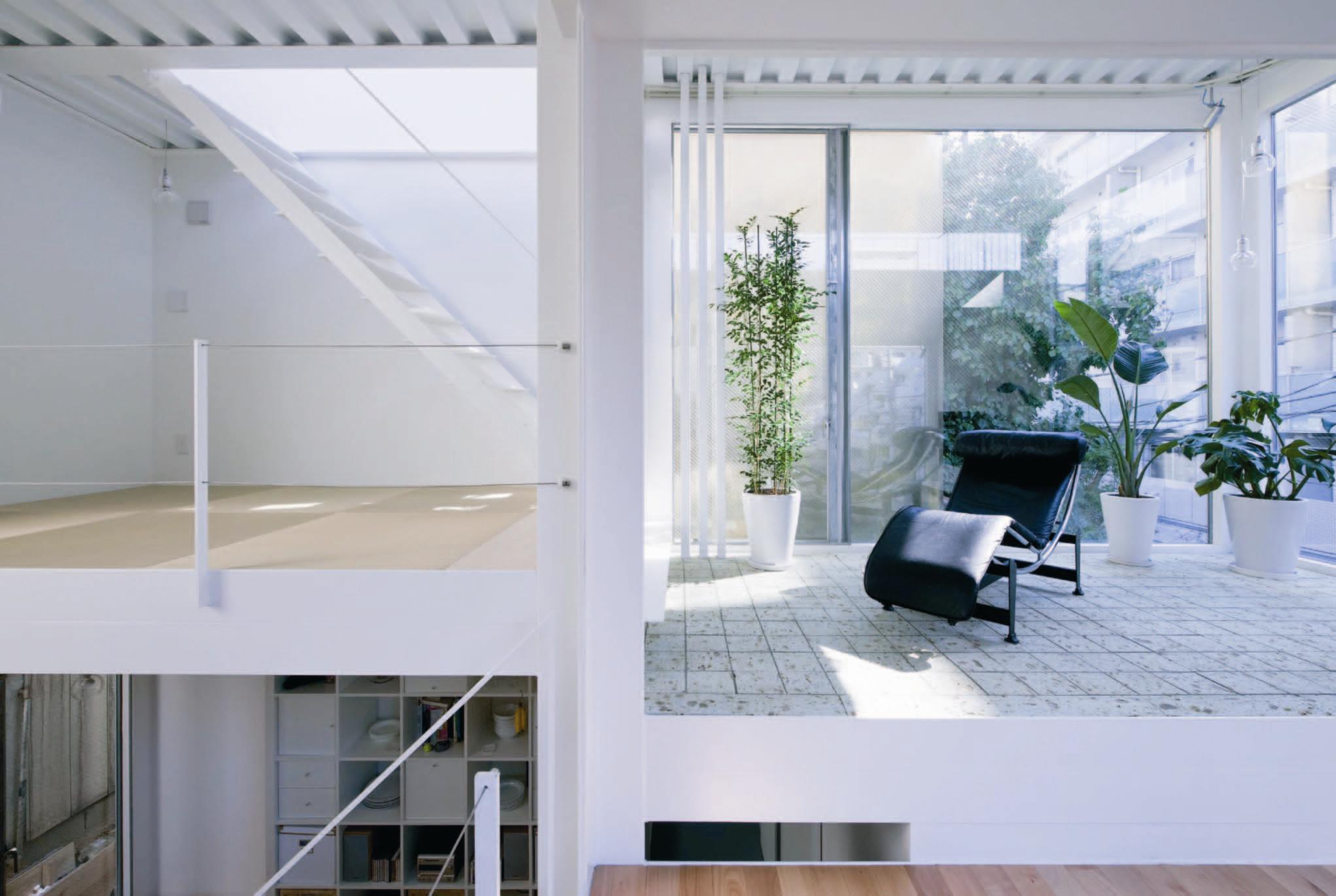 本案是位於東京都心的狹小建地，地處難以施工的坡道高