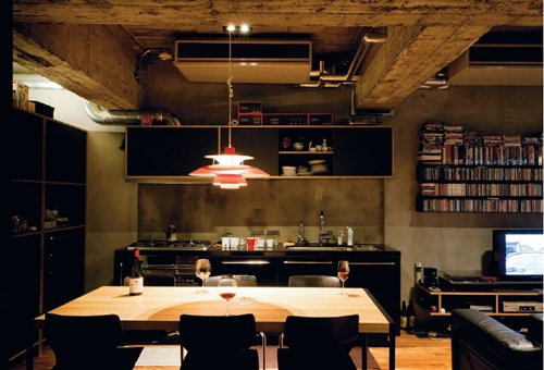 為了配合喜歡邀朋友來家裡歡聚的屋主個性，設計師大膽