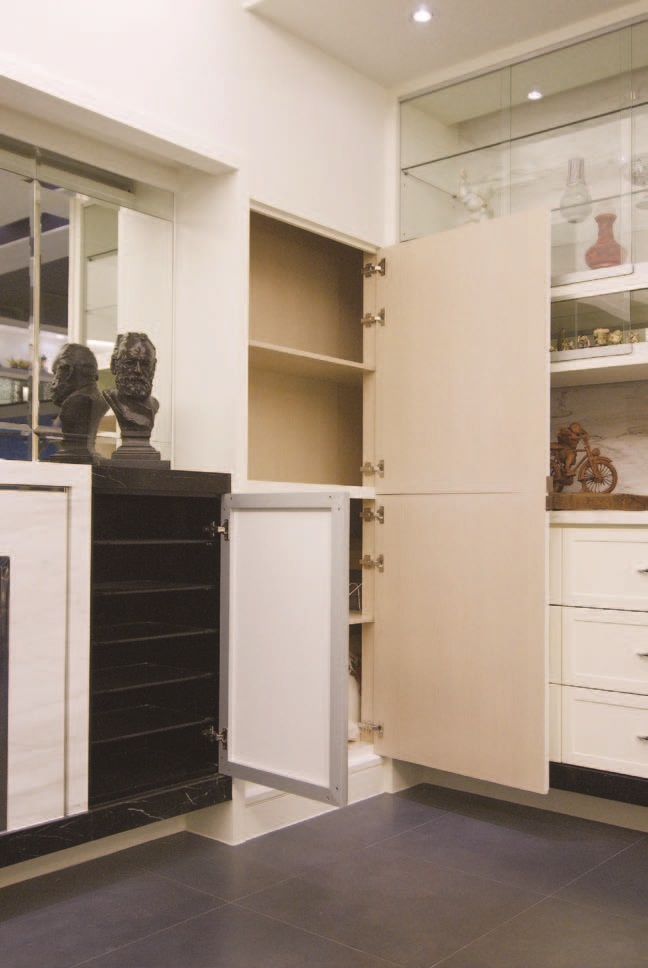 大門內外雜亂，錢財容易花光光 大門內外的地帶在風水