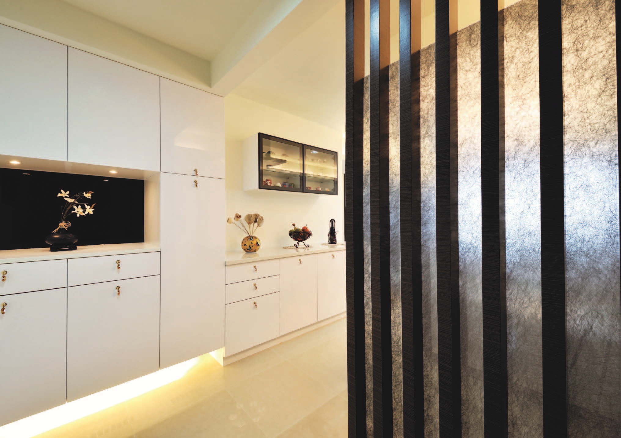 大門內外雜亂,錢財容易花光光 大門內外的地帶在風水