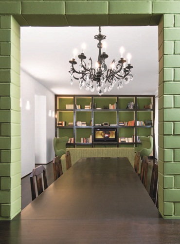 作品融合傳統古典與摩登現代的精髓,義大利知名美女設