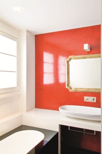 作品融合傳統古典與摩登現代的精髓,義大利知名美女設