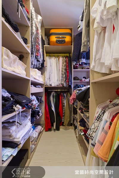 在整體格局上，設計師讓空間保有最清爽通透的視野，以