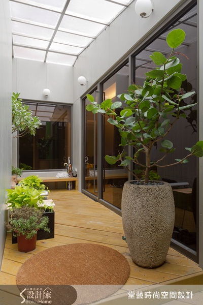 在整體格局上，設計師讓空間保有最清爽通透的視野，以