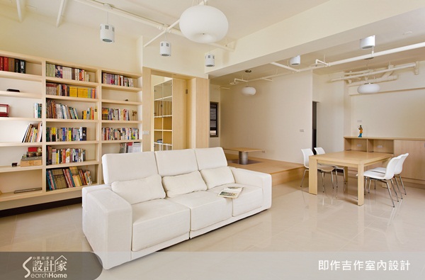 一踏進門寬敞的空間感，開放式的客餐廳設計搭配自然元