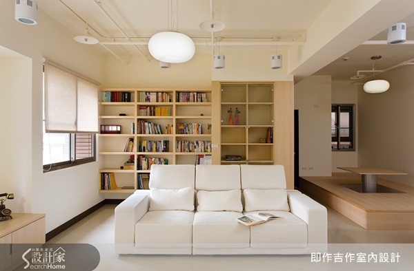 一踏進門寬敞的空間感，開放式的客餐廳設計搭配自然元