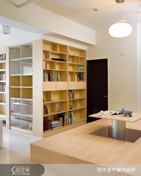 一踏進門寬敞的空間感，開放式的客餐廳設計搭配自然元