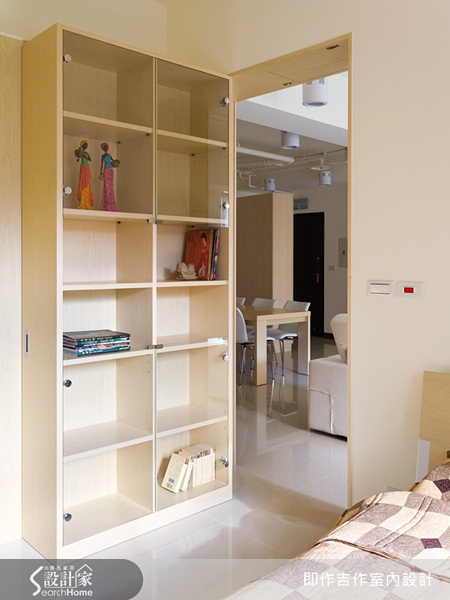 一踏進門寬敞的空間感，開放式的客餐廳設計搭配自然元