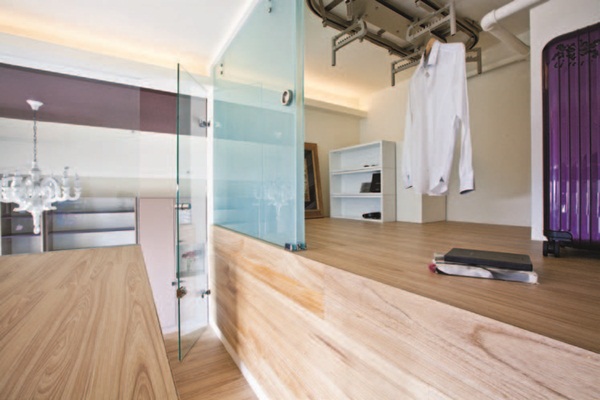 這戶小住宅原始挑高約為3米6，除了浴室外，並沒有任何