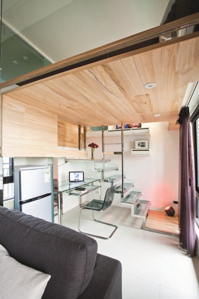 這戶小住宅原始挑高約為3米6，除了浴室外，並沒有任何