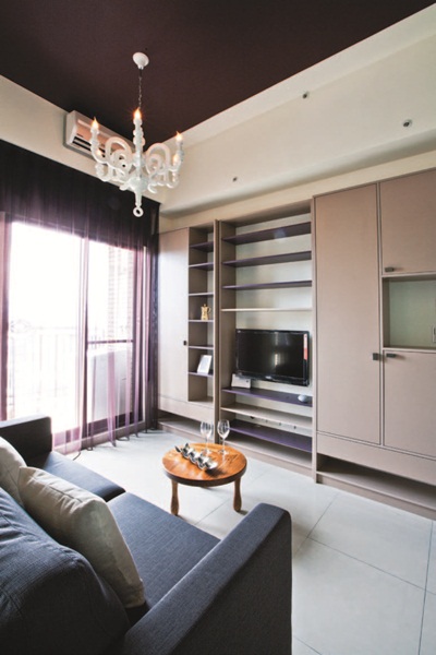 這戶小住宅原始挑高約為3米6，除了浴室外，並沒有任何