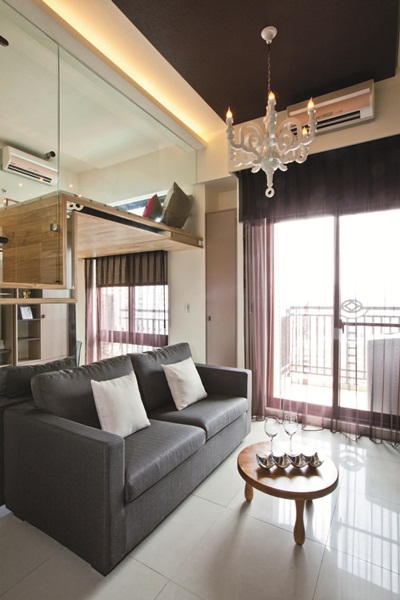 這戶小住宅原始挑高約為3米6，除了浴室外，並沒有任何