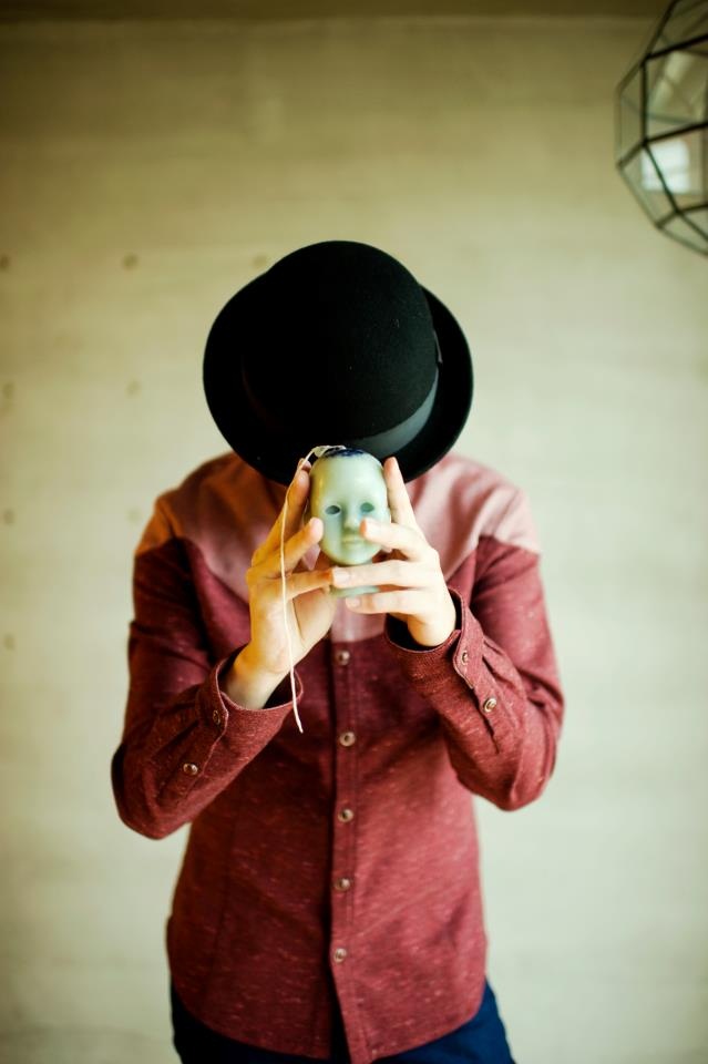 早上8點,起床,買一杯咖啡,晚上,朋友聚餐,看一齣