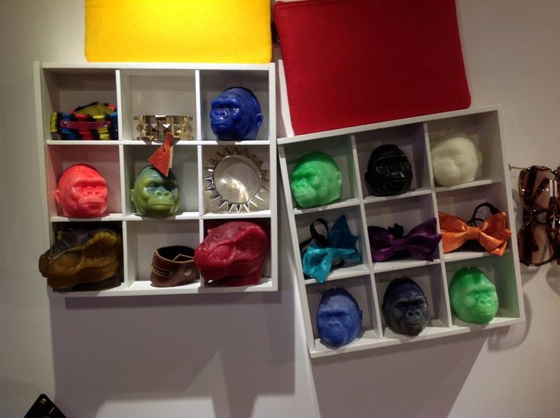 早上8點,起床,買一杯咖啡,晚上,朋友聚餐,看一齣