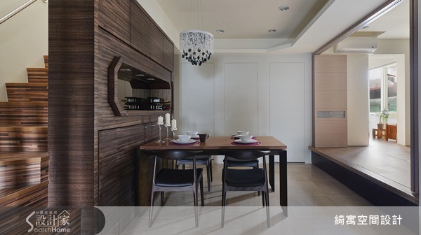 綺寓空間設計利用深色沉穩的木作搭配簡潔線條的設計,