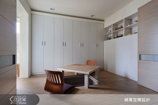 綺寓空間設計利用深色沉穩的木作搭配簡潔線條的設計,